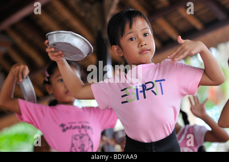 Kinder, die tanzen Lehren, Ubud, Bali, Indonesien, Südostasien Stockfoto