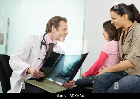 Einen männlichen Arzt zeigt Patienten ein Röntgenbild Stockfoto