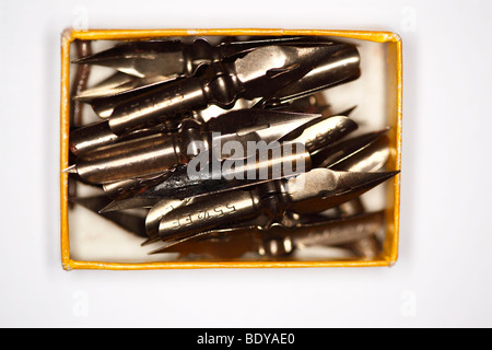 Box mit Stiftspitzen für Füllfederhalter. Stockfoto