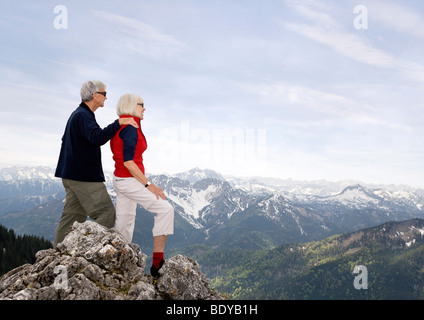 Älteres Paar auf Berggipfel Stockfoto