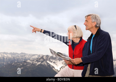 Älteres Paar auf Berggipfel Stockfoto