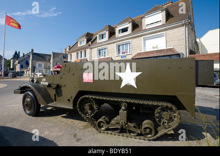 Gepanzertes Fahrzeug, Denkmal in Arromanches-Les-Bains, Normandie, Frankreich, Europa Stockfoto