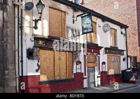 Mit Brettern vernagelt Pub, Chapel Street, Salford, größere Manchester, UK Stockfoto