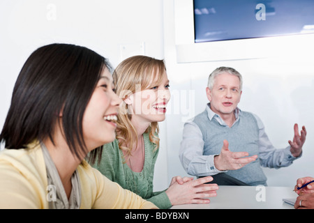 glücklich informelle Gruppentreffen Stockfoto