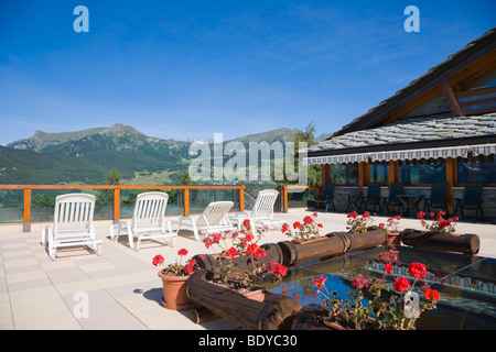 Blick auf die Berge von der Terrasse des Dalai Lama Village, Camping Club, Chatillon, Cervino Tal, Aosta-Tal, Valle d ' Aosta, Alp Stockfoto