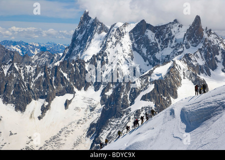 Bergsteiger, aufsteigend aus dem Vallée Blanche auf die Aiguille du Midi gegen Grandes Jorasses, Dent du Geant, Chamonix, Mont Stockfoto