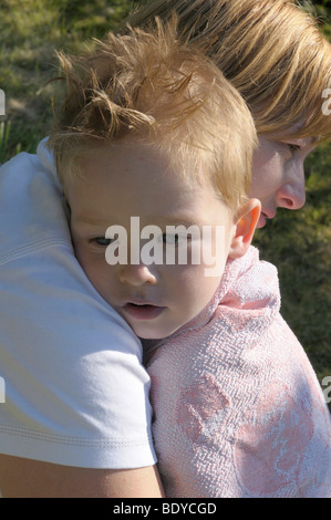 Junge, 4 Jahre, zu seiner Mutter kuscheln Stockfoto