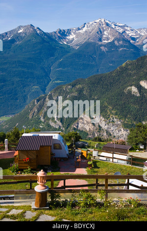 Blick auf die Berge von der Terrasse des Dalai Lama Village, Camping Club, Chatillon, Cervino Tal, Aosta-Tal, Valle d ' Aosta, Alp Stockfoto