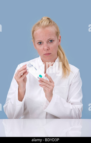 Apotheker mit dem Medikament Tamiflu Stockfoto