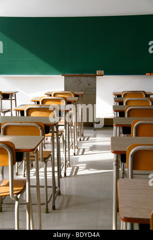 Leeres Klassenzimmer. Nur Schultische, Stühle und eine Tafel. Keine Studierenden. Stockfoto