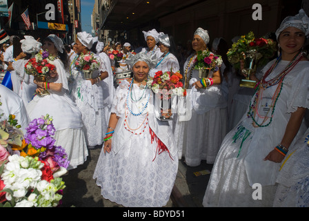 Brasilianische Tänzerinnen und PerformerInnen mitmachen Lavagem da Rua 46 (Reinigung der 46th Street) Prozession vor Brasilien Fest Stockfoto