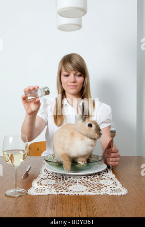 Frau mit lebenden Kaninchen auf ihrem Teller Stockfoto