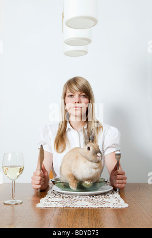 Frau mit lebenden Kaninchen auf ihrem Teller Stockfoto