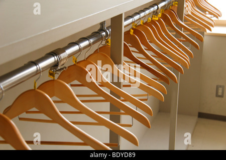 Kleiderbügel aus Holz in einer Reihe. Schule heruntergefahren. Stockfoto