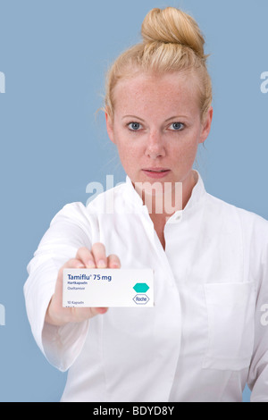 Apotheker mit dem Medikament Tamiflu Stockfoto