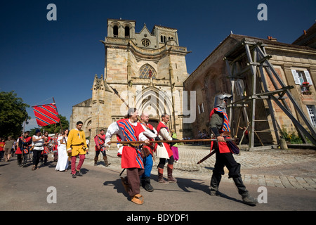 Ein Faschings-Prozession zum Zeitpunkt der Souvigny Mittelalterfest (Frankreich). Statisch Costumé Lors De La Foire de Souvigny. Stockfoto