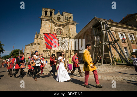 Ein Faschings-Prozession zum Zeitpunkt der Souvigny Mittelalterfest (Frankreich). Statisch Costumé Lors De La Foire de Souvigny. Stockfoto