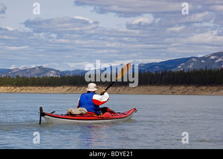 Mann, einem Kajak paddeln, am Yukon River in der Nähe von Lake Laberge, Yukon Territorium, Kanada Stockfoto