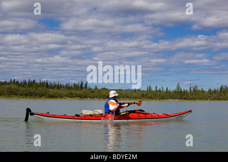 Mann, einem Kajak paddeln, am Yukon River in der Nähe von Lake Laberge, Yukon Territorium, Kanada Stockfoto