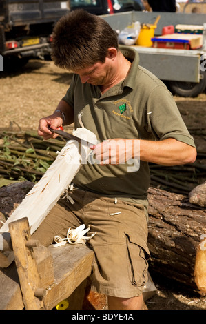 Thurrock Ranger demonstrieren traditionelle Holzbearbeitung Techniken bei einer Land-Show in Essex.  Foto von Gordon Scammell Stockfoto