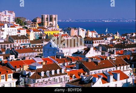 Portugal, Lissabon: Blick aus dem Aufzug Santa Justo über Lissabons Dächer und den Fluss Tejo Stockfoto