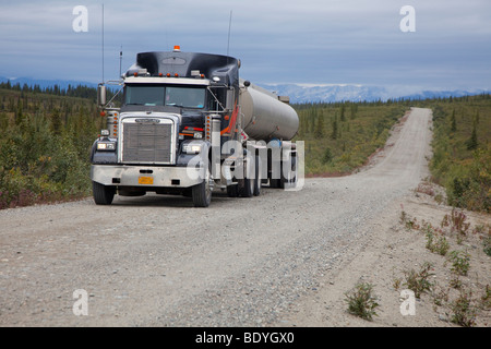 Fuel Tanker auf dem Denali Highway Stockfoto