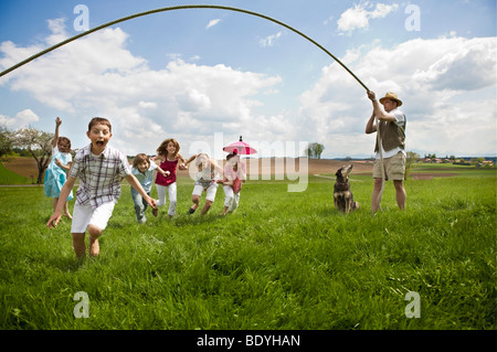 Familie Spaß in Landschaft Stockfoto