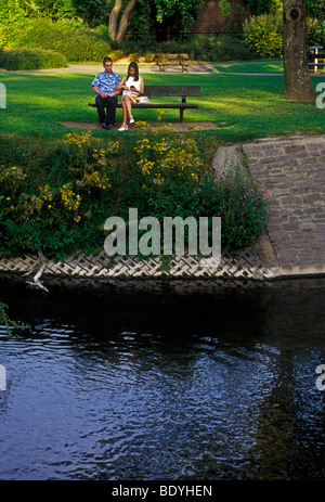 Englisch Menschen Person Mann Mann Frau Frauen paar Touristen sitzen auf der Parkbank Salisbury Wiltshire County England Europa Stockfoto