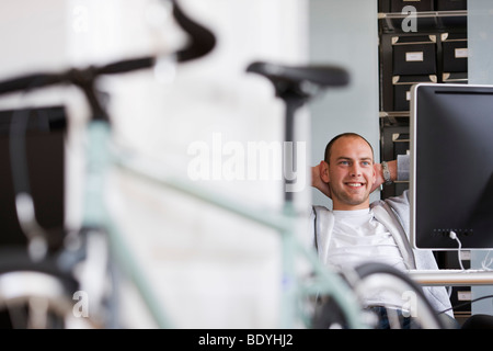 Man sitzt am Schreibtisch zu entspannen Stockfoto