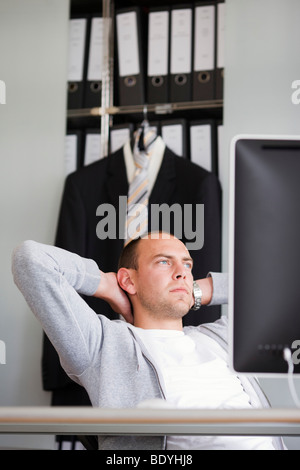 Man sitzt am Schreibtisch denken Stockfoto