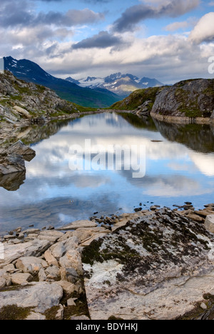 Tarn in der Chugach Mountains von Alaska in der Nähe von Thompson Pass. Stockfoto