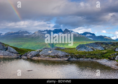 Tarn in der Chugach Mountains von Alaska in der Nähe von Thompson Pass. Stockfoto