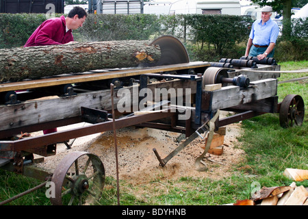 Zwei Männer ein demonstriert ein Protokoll Spaltung Maschinenfabrik Edenbridge und Oxted Show Stockfoto