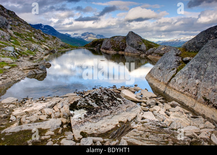 Tarn in der Chugach Mountains von Alaska in der Nähe von Thompson Pass. Stockfoto