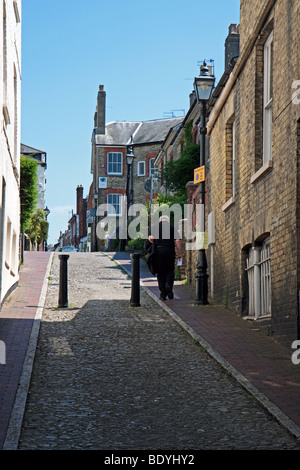 Ein Blick auf eine schmale Straße in Royal Tunbridge Wells Kent Stockfoto