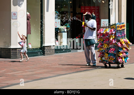 Menschen erzeugen viele Blasen im Einkaufszentrum in Royal Tunbridge Wells Stockfoto