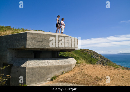 Dh Jerbourg Point St Martin Guernsey zwei Frauen auf deutschen Weltkrieg-II-Batterie Geschützstellung Befestigungen Stockfoto