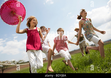 Familie Spaß in Landschaft Stockfoto