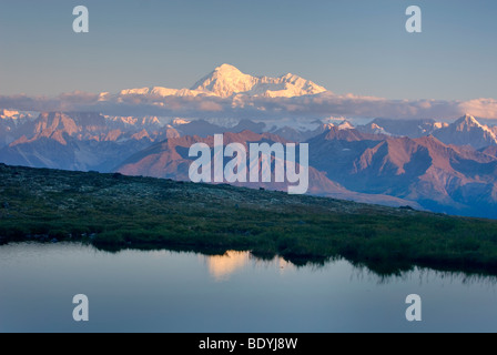 Denali (Mount McKinley) 6.193,6 m (20.320 ft) von kleinen See auf Kesugi Ridge, Denali State Park Alaska Stockfoto