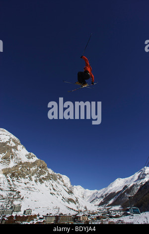 Freestyle-Skifahrer durch die Luft zu springen. Stockfoto