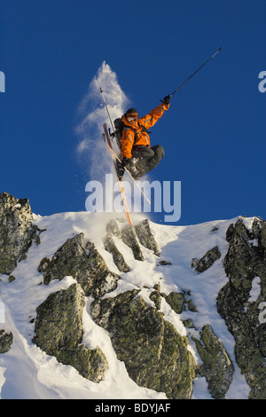 Skifahrer vom Felsen springen. Stockfoto