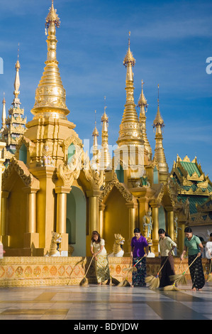 Frauen kehren die Shwedagon-Pagode, Tempel, Rangun, Yangon, Birma, Myanmar, Asien Stockfoto