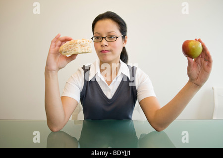 Eine Geschäftsfrau, die entscheiden, was zu essen Stockfoto