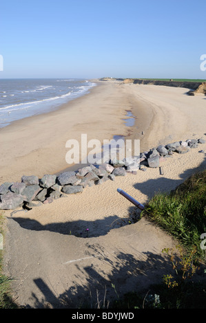 Ende der Straße, die ins Meer und gefallen ist am Strand von Happisburgh North Norfolk Küste Abwehrkräfte Stockfoto