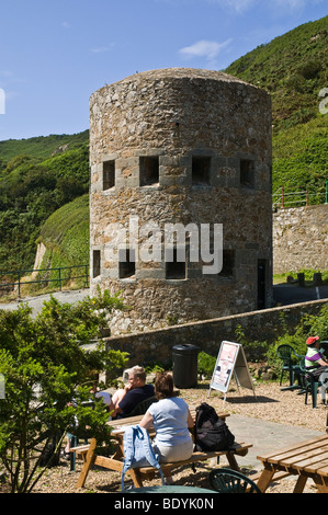 dh Petit bot Bay FOREST GUERNSEY Tourist Cafe und Loophole Tower No13 18. Jahrhundert Verteidigung Menschen im Freien Stockfoto