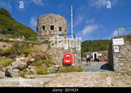 dh Petit bot Bay FOREST GUERNSEY Touristen Strandpromenade und Loophole Tower No13 18. Jahrhundert Verteidigungshafen Stockfoto