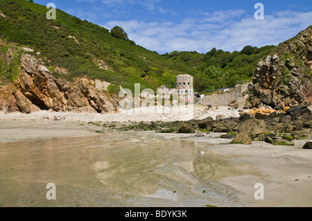 dh Petit Bot Bay Wald GUERNSEY Meer Sandstrand Bucht und Schlupfloch Turm Verteidigung No13 des 18. Jahrhunderts Stockfoto