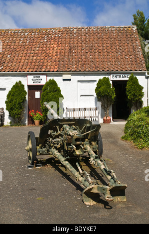 dh German Occupation Museum FOREST GUERNSEY Military Field gun vor dem Eingang zum Museum Kriegswaffen besetzt Krieg Kanal Inseln Ausstellung Stockfoto