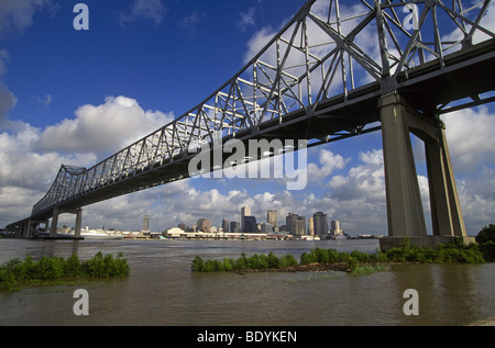 Eine Brücke über den Mississippi River und die Skyline Stadtbild von New Orleans, louisiana Stockfoto
