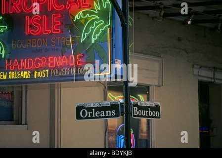 Eine Straßenszene in der Nacht in einem Nachtclub jazz Club auf der Bourbon Street im French Quarter in New Orleans, Louisiana Stockfoto